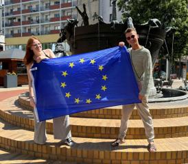 schueler_mit_eurofahne.jpg