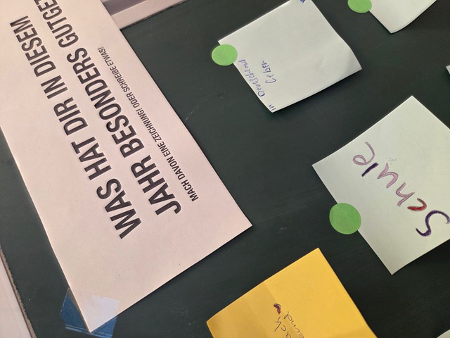 Post-it-Aktion der BbS V zum Jahresende Miteinander in Orange